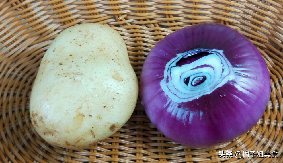 【土豆洋蔥黃金餅】做法步驟圖  美味可口 怎么吃都不會膩-起舞食譜網