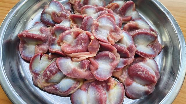 鸡胗是装鸡屎的部位吗，鸡胗是鸡的什么部位（鸡胗在鸡哪个部位）