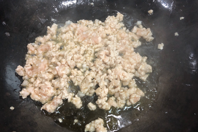 鱼香茄子煲步骤，鱼香茄子煲制作方法（家庭版鱼香茄子煲）