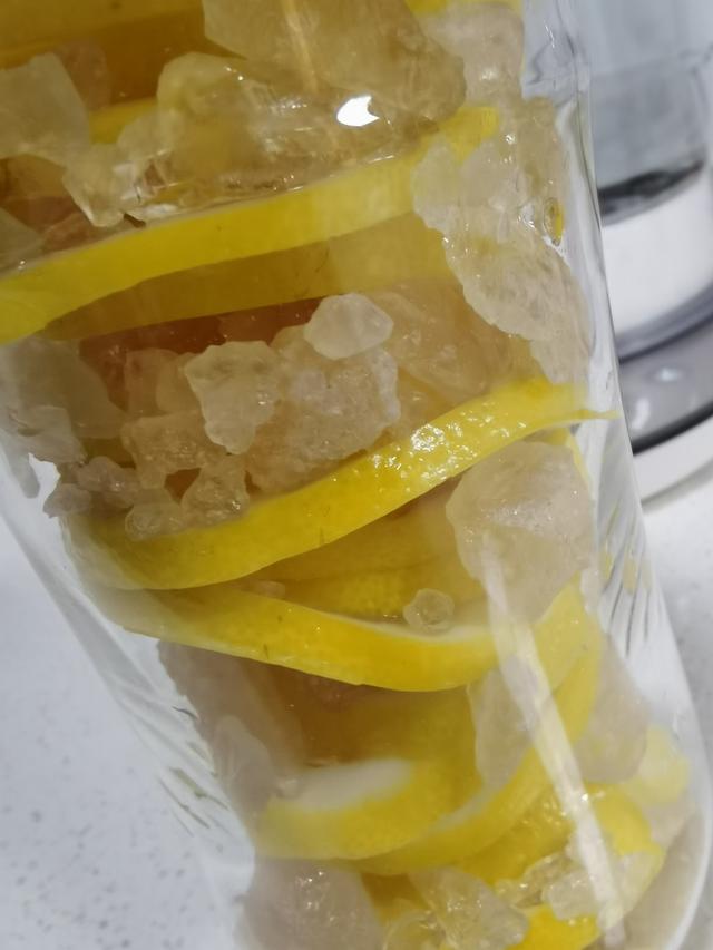 冰糖炖柠檬的功效，冰糖陈皮炖柠檬有什么功效（把柠檬和冰糖一起炖）