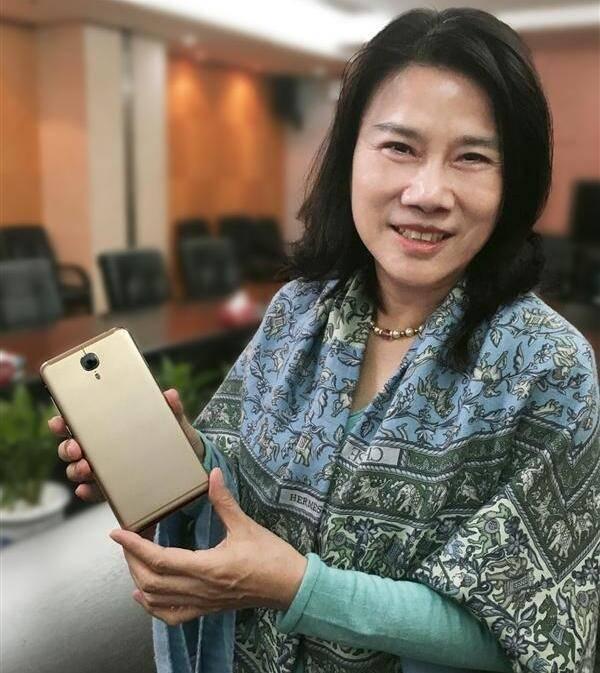 乐嘉回应强吻谢娜事件，他感情坎坷，一共有三段婚姻，三个孩子