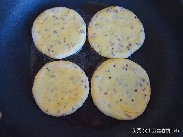 豆饼怎么做好吃，红豆饼的简单好吃做法（这个豆饼料太足）