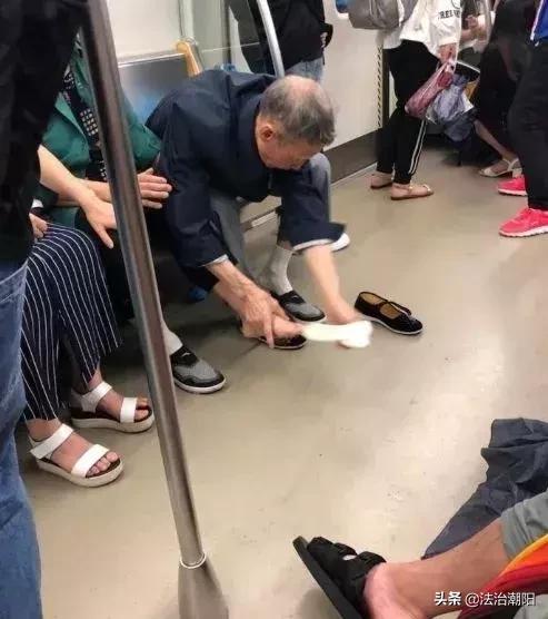老一辈令人动容的爱情故事，8旬老夫妻爱情最美的样子
