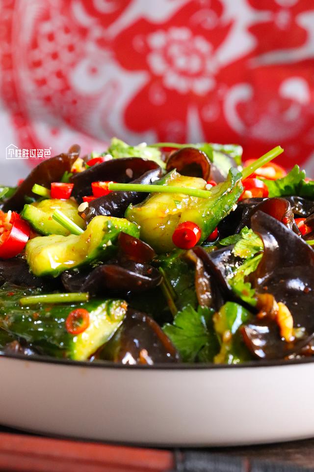 凉拌爽口木耳步骤，凉拌酸爽木耳做法（我家隔三差五吃1次）