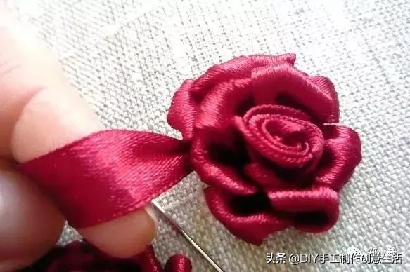 丝带玫瑰花教程，漂亮的丝带玫瑰蝴蝶结发卡（缝制精致好看的玫瑰丝带绣）
