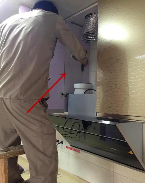 别人一做饭我家满是油烟味，别人一做饭我家满是油烟味物业管吗（楼上私自改公共烟道）