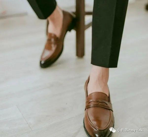皮鞋光脚穿还是穿袜子，皮鞋光脚穿还是穿袜子好看（着装小贴士-鞋、袜、长裤的搭配）