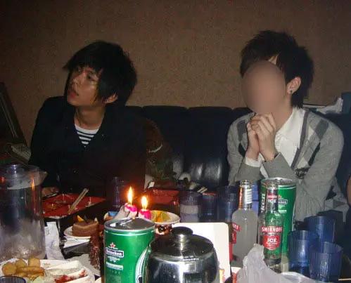炎亚纶对汪东城的亲密举动，又黑又瘦比路人还不起眼