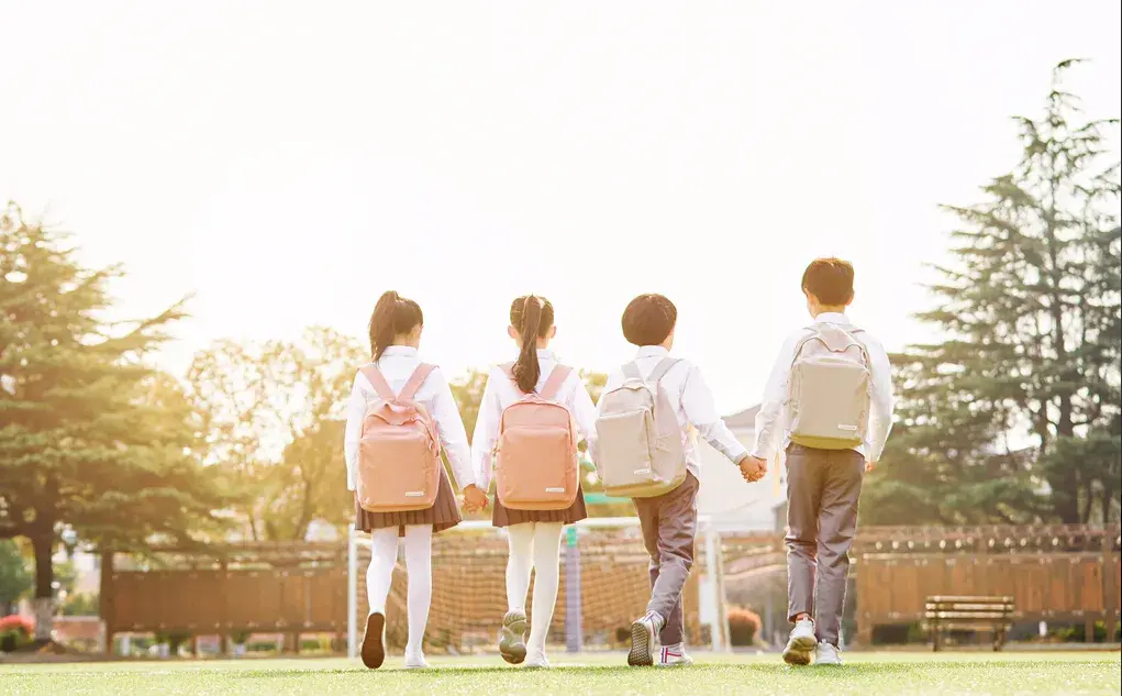 中学校门口卖什么赚钱（你知道学校门口一家文具店年收益能达到多少吗）