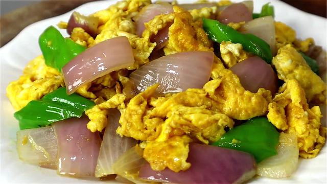洋葱鸡蛋怎么炒，洋葱鸡蛋怎么炒好吃（洋葱炒蛋下锅顺序很重要）