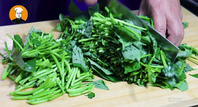 红薯叶怎么做好吃，红薯叶子怎么做好吃（炒红薯叶不要直接下锅）