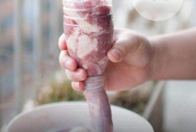 请问自制香肠如何配料或配方谢谢，自制香肠怎么配料（灌香肠配方，超详细的调料比例）