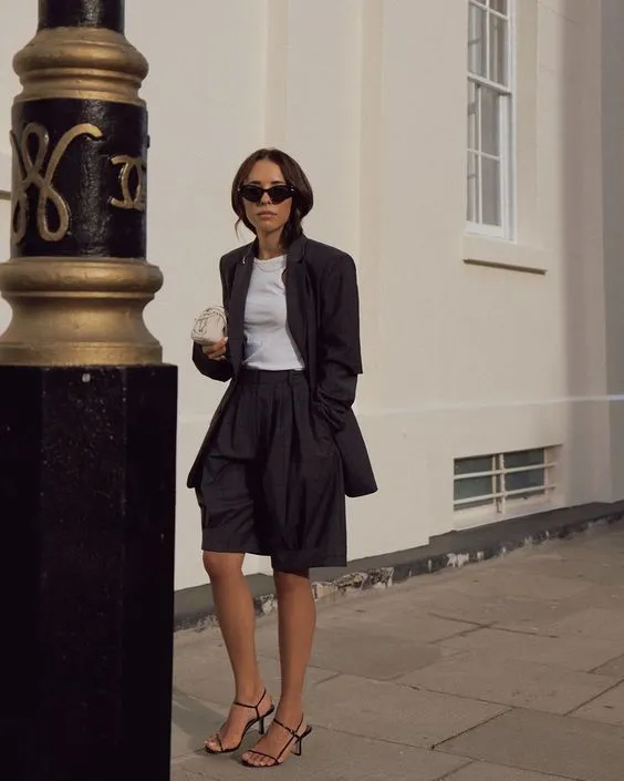 腿粗穿什么短裤，腿粗应该穿什么样的短裤（显瘦竟靠一条“大短裤”）