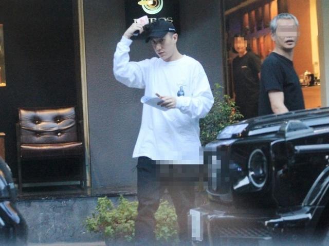 成龙儿子吸毒，成龙之子吸毒被抓+房祖名为何姓房不姓成（成龙儿子房祖名近况曝光）