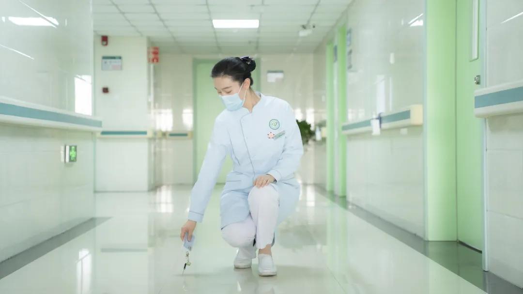 护士礼仪站姿有几种，护士礼仪站姿有几种图片（大兴护理的快和实之礼仪篇）