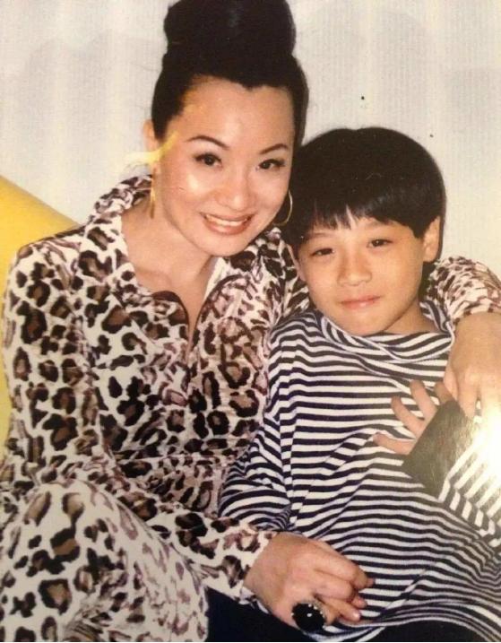 比莉的儿子，周汤豪的爸爸是谁（她的故事远比想象的更加难以置信）