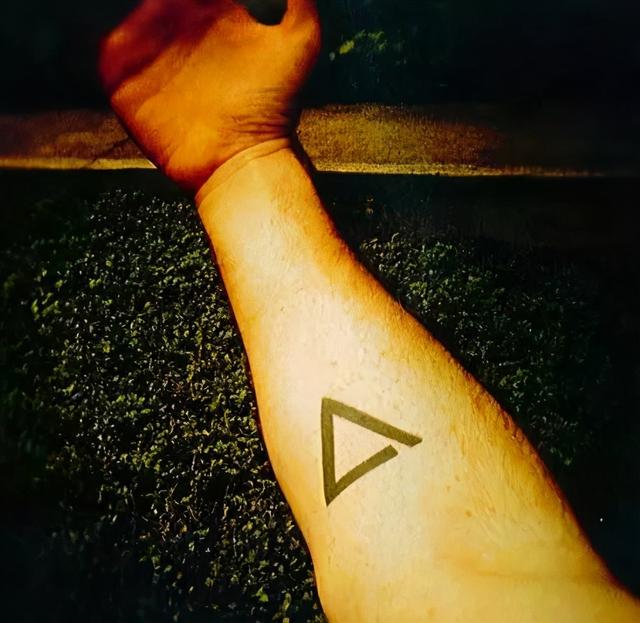 有寓意的纹身字母短，有寓意的纹身字母短句（这些纹身符号的背后含义）