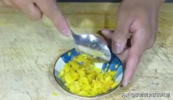 咸蛋黄焗虾仁，咸蛋黄焗虾仁的做法窍门（甜甜的、咸咸的、香香的、快做给你最爱的人品尝吧）
