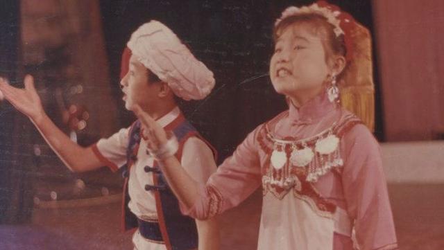 龚琳娜年轻时候唱歌，开挂的龚琳娜：5岁登台