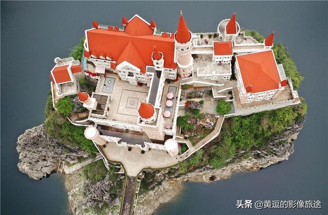 遗世而独立是形容什么，遗世而独立是形容什么动物（中国版“霍格沃茨”矗立山环水绕间）