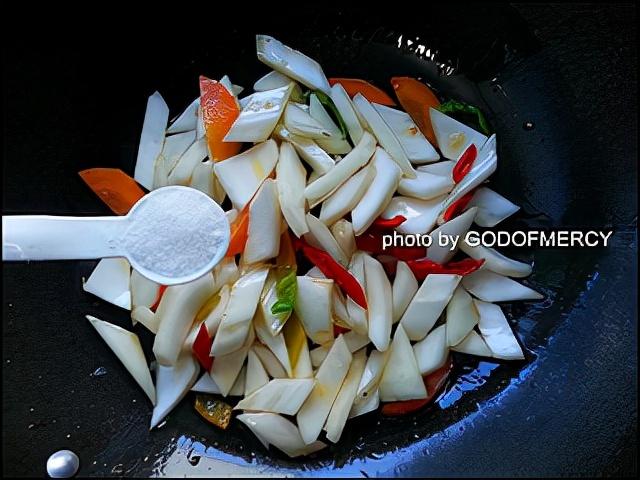 白菜怎么吃，白菜怎么吃解毒效果好（舒缓压力白菜炒肉片的做法）