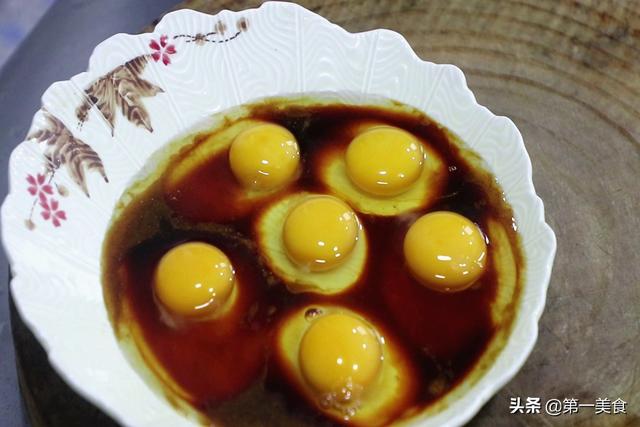 荷包蛋，荷包蛋的正确做法视频（鸡蛋往盘子里一打图片）