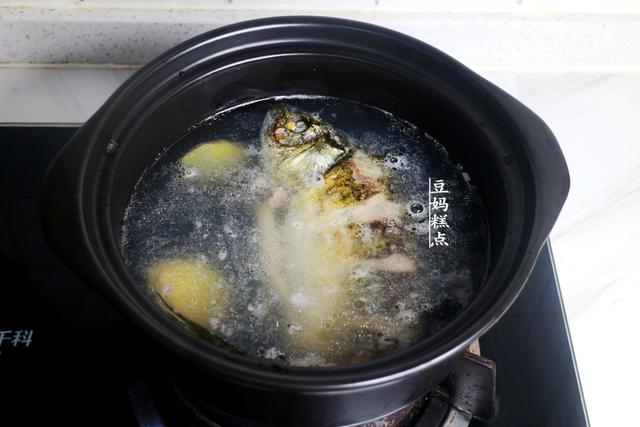 炖鲫鱼的家常做法，炖鲫鱼方法（鲫鱼汤的正确做法）