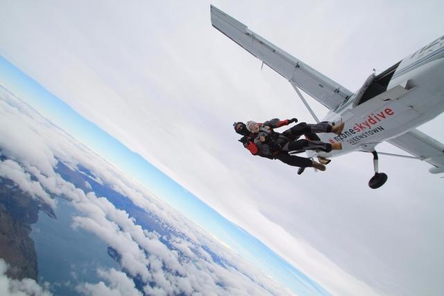 中国哪里可以跳伞多少钱，国内哪里有跳伞的地方多少钱（国内跳伞，跳伞的费用有哪些呢）