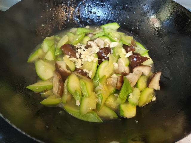 怎样做美味的西葫芦炒香菇，怎样做美味的西葫芦炒香菇菜（这道菜要多给家人吃）