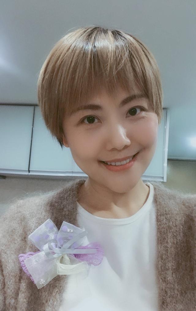 柳红扮演者陈莹晒美照，黄发抢眼颜值胜过林心如