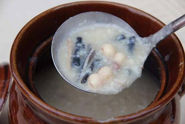 坑螺煲鸡放什么材料，坑螺蒸鸡的做法大全（南方人夏季经常吃的美味）