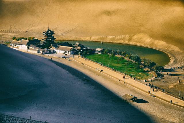 月牙泉是哪个城市的，月牙泉是哪个城市的别称（月牙泉是天的镜子沙漠的眼）