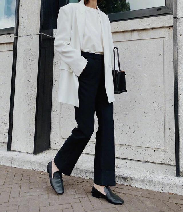 黑与白的服装碰撞，白加黑的衣服（黑与白的碰撞，你心动了吗）