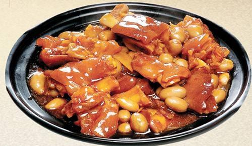 花生煲猪脚是一种营养又美味的滋补佳品.猪脚中富含胶原和优质蛋白质.