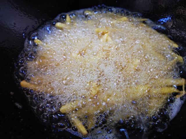 炸薯条怎么做才又香又脆，怎么炸出又香又脆的薯条（和肯德基的一样好吃）