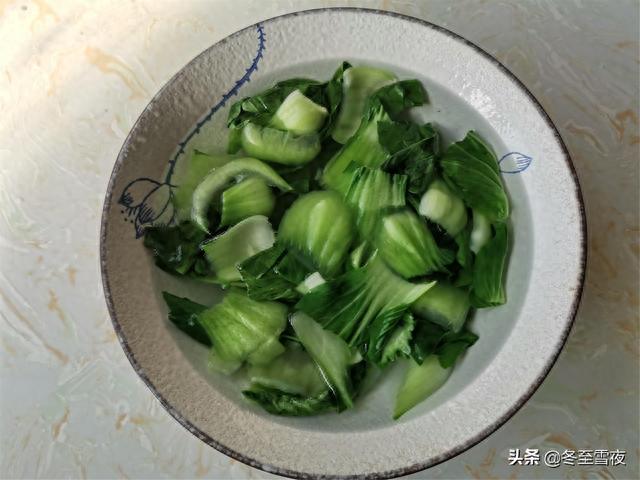 香菇油菜怎么炒，香菇油菜怎么炒好吃又简单（油菜和香菇天生是一对）