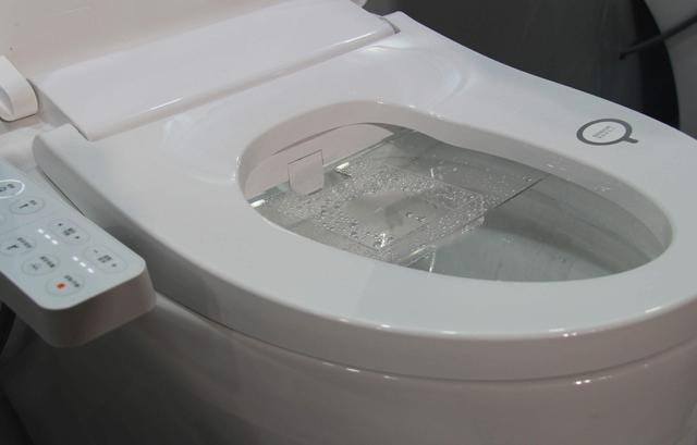 怎样换马桶马桶店的人给装吗，家里换马桶方便吗（别听商家说得“天花乱坠”）