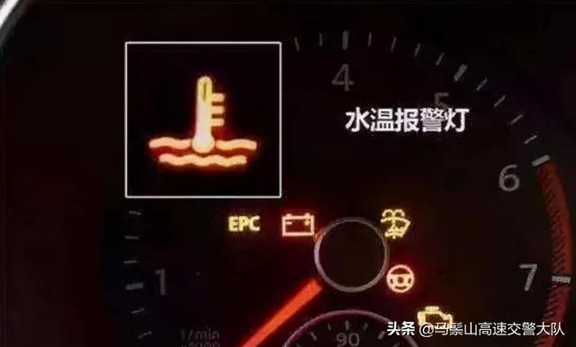 汽车感叹号亮是什么意思，车里感叹号亮是什么意思（车上最重要的灯亮起万万要停车）