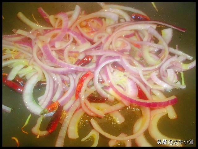 死掉的花甲焯水会开口吗，《花甲死了用开水煮会开口吗》