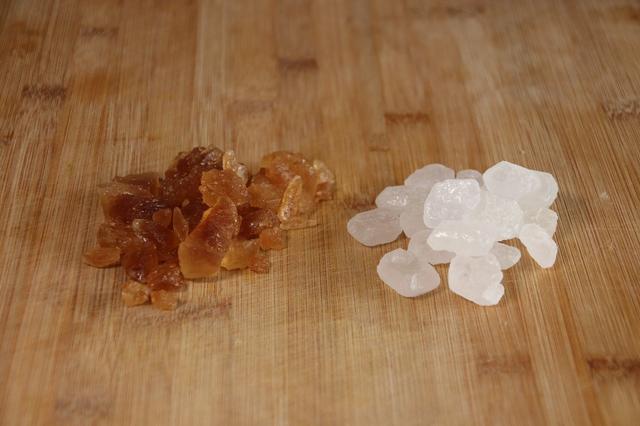 老冰糖和黄冰糖的区别，冰糖是怎样制成的（黄冰糖和白冰糖有什么区别）