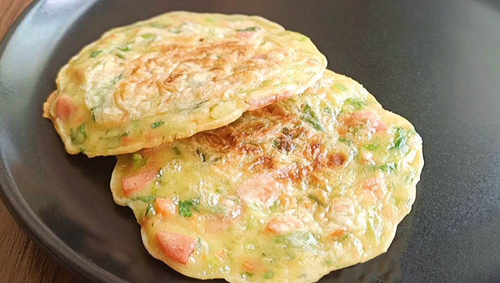 【芹菜雞蛋餅】做法步驟圖 補腦又補鈣 孩子多吃身體棒-起舞食譜網