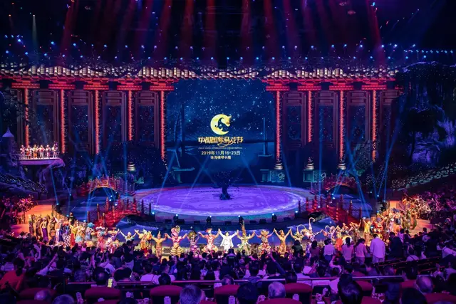 腹语是怎么发出来的，徐小迪腹语表演视频（声音竟然是从这里发出来的）