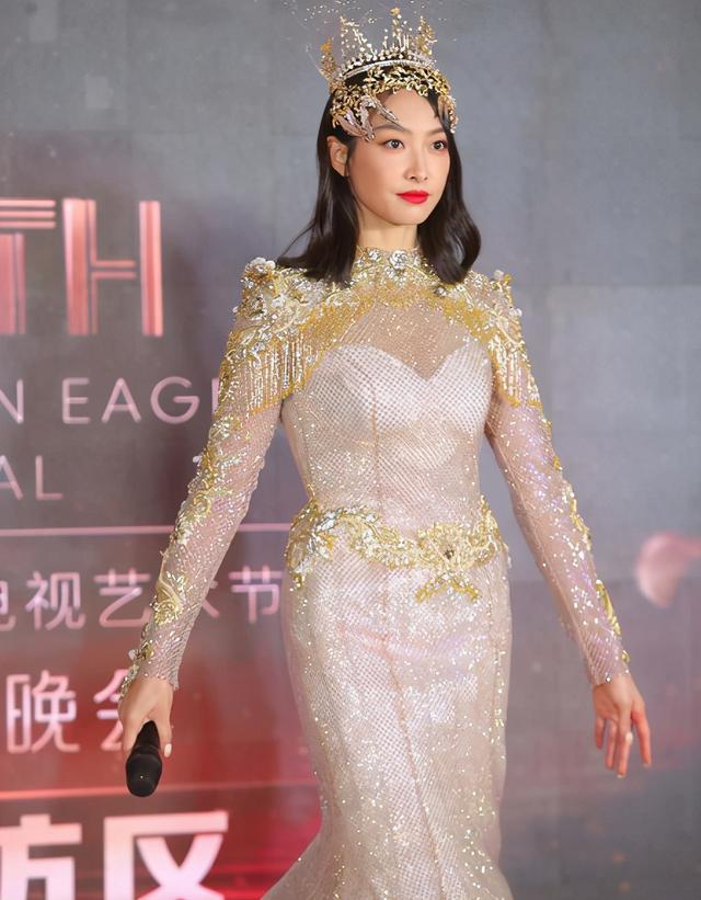 辛芷蕾“胖”上热搜后，再晒素颜自拍予以正面回应，这次是真瘦了