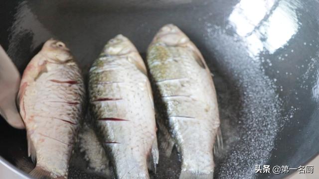 煎鲫鱼的家常做法，鲫鱼常见的4种家常做法（煎鱼要记住这两点）