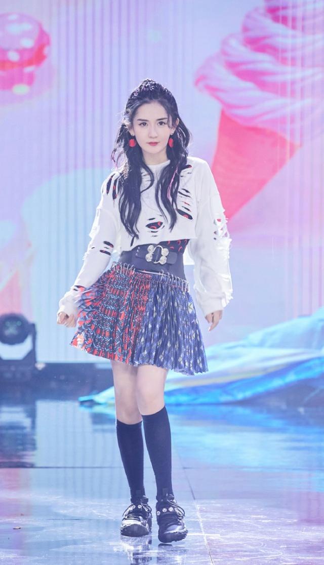 张杰谢娜的结婚照片，谢娜和张杰李宇春（夫妻穿情侣装向对方表白）