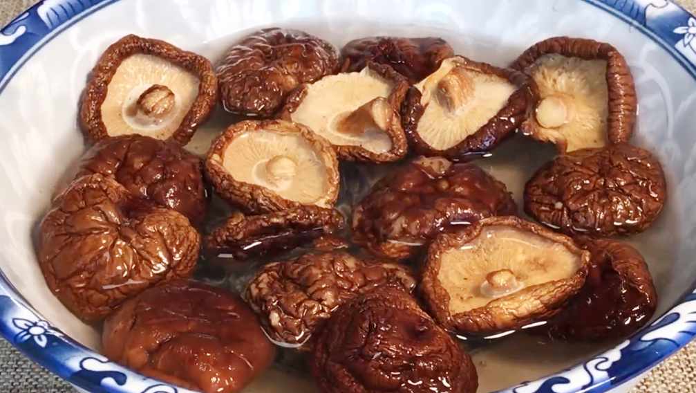 圖片[2]-【香菇燜雞肉】做法步驟圖 教你正確做法 比飯店還香-起舞食譜網(wǎng)