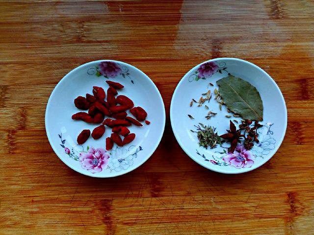 牛骨萝卜煲，牛筒骨炖萝卜（放点萝卜去油腻又清香）