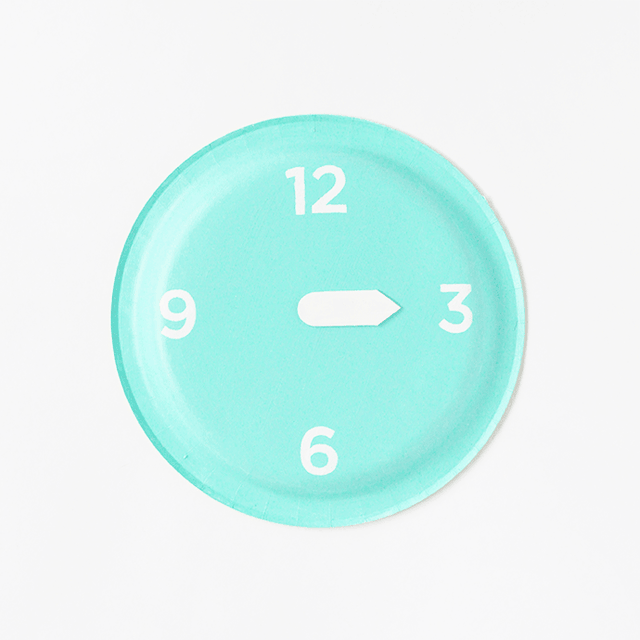 时钟怎么做手工制作，时钟怎么做手工制作大全（教你手工打造美观又舒适的DIY新年装饰品纸盘时钟）