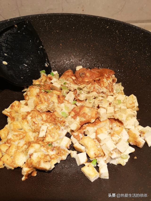 虾酱炒鸡蛋豆腐的做法，豆角虾酱炒鸡蛋的做法（试试这种虾酱的吃法吧）