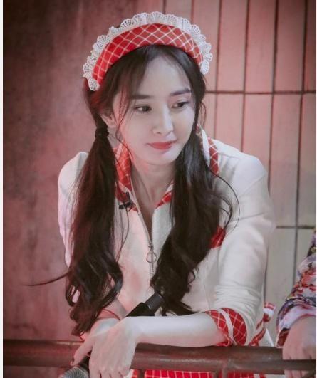 范冰冰女仆装惊艳，李晨范冰冰撒娇式拥抱（女星同穿女仆装：杨幂可爱）